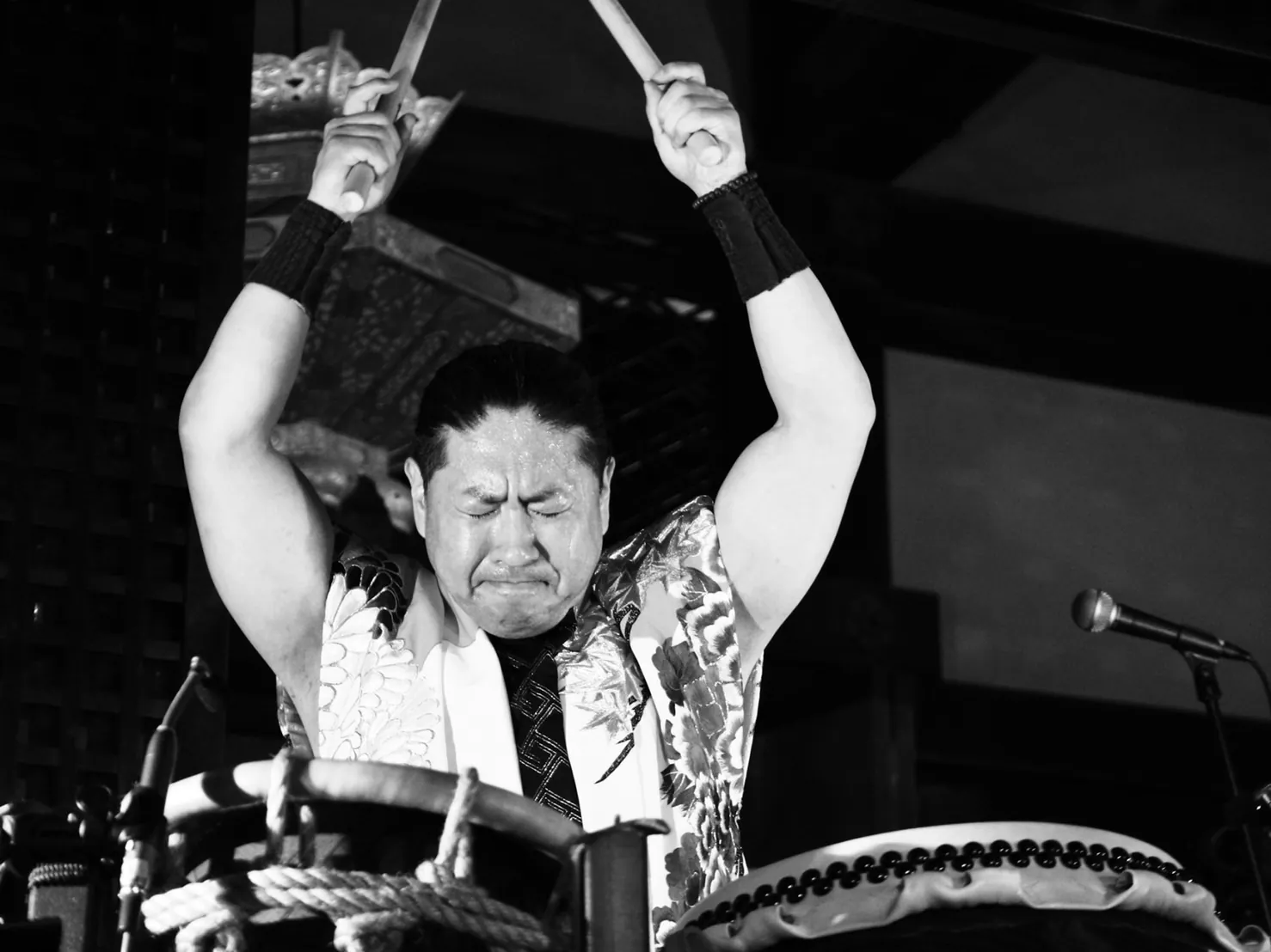 撥を振り上げる木村善幸
